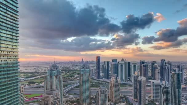 Os arranha-céus da Marina do Dubai e as torres do lago jumeirah visualizam a partir da cronologia aérea superior nos Emirados Árabes Unidos . — Vídeo de Stock