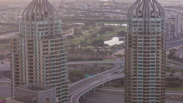 Dubai Marina arranha-céus e torres do lago jumeirah vista do nascer do sol a partir do topo da timelapse aérea nos Emirados Árabes Unidos . — Vídeo de Stock