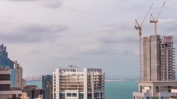 Edificios modernos en Dubai Marina y JBR con timelapse aéreo en construcción en Dubai, Emiratos Árabes Unidos — Vídeo de stock