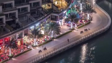 Dubai Marina Limanı 'ndaki rıhtım güvertesi gece uçuşları. Dubai, Birleşik Arap Emirlikleri