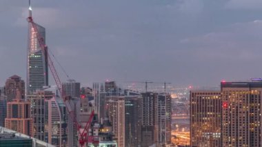 Dubai Marina gökdelenleri ve Jumeirah göl kuleleri Birleşik Arap Emirlikleri 'nde gece gündüz gökdelenlerin manzarası.