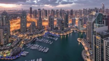 Dubai Marina gökdelenleri ve Jumeirah göl kuleleri Birleşik Arap Emirlikleri 'nde gece gündüz gökdelenlerin manzarası.