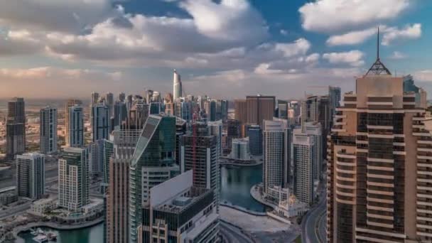 Os arranha-céus da Marina do Dubai e as torres do lago jumeirah visualizam a partir da cronologia aérea superior nos Emirados Árabes Unidos . — Vídeo de Stock