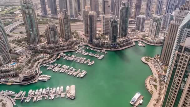 Os arranha-céus da Marina do Dubai e as torres do lago jumeirah visualizam a partir da cronologia aérea superior nos Emirados Árabes Unidos . — Vídeo de Stock