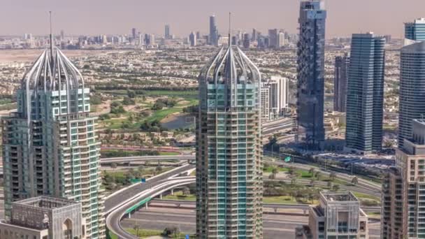 Небоскребы Dubai Marina и башни озера jumeirah вид с верхней воздушной Timelapse в Объединенных Арабских Эмиратах . — стоковое видео
