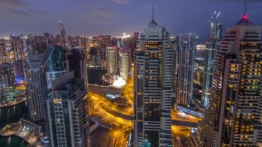 Dubai Marina gökdelenleri ve Jumeirah göl kuleleri Birleşik Arap Emirlikleri 'nde gece gündüz gökdelenlerin manzarası.