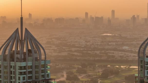 Os arranha-céus da Marina do Dubai e as torres do lago jumeirah visualizam a partir da cronologia aérea superior nos Emirados Árabes Unidos . — Vídeo de Stock