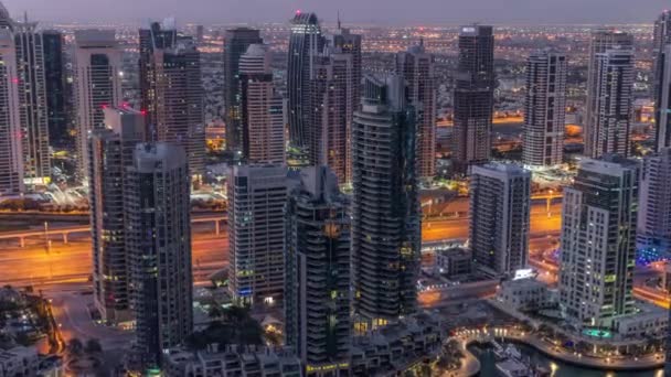 Dubai Marina rascacielos y torres de lago jumeirah vista desde la parte superior aérea noche al día timelapse en los Emiratos Árabes Unidos . — Vídeos de Stock