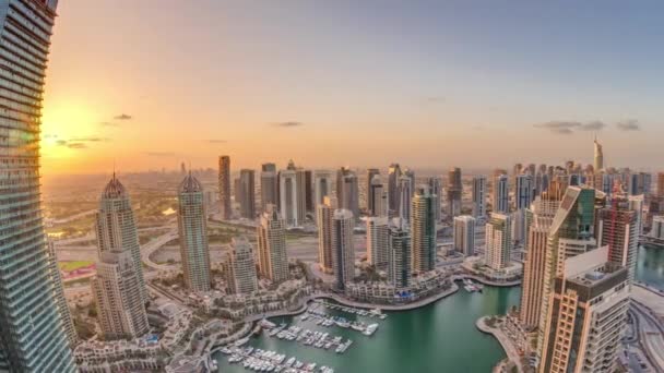 Dubai Marina mrakodrapy a jumeirah jezero věže pohled z horní letecké timelapse ve Spojených arabských emirátech. — Stock video