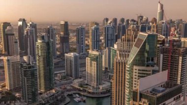 Dubai Marina gökdelenleri ve Jumeirah göl kuleleri Birleşik Arap Emirlikleri 'nin üst düzey hava zaman aralığından gün doğumu görüntüsü.