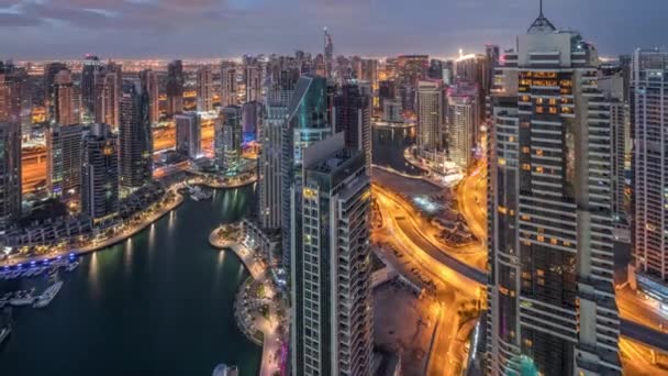 Dubai Marina rascacielos y torres de lago jumeirah vista desde la parte superior aérea noche al día timelapse en los Emiratos Árabes Unidos . — Vídeos de Stock