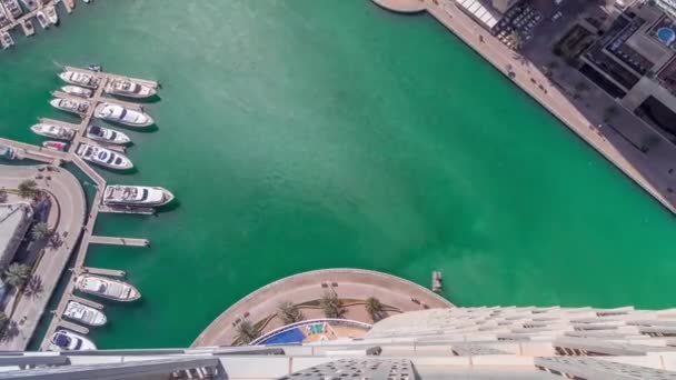 Puerto de Dubai Marina con yates modernos timelapse aéreo — Vídeo de stock