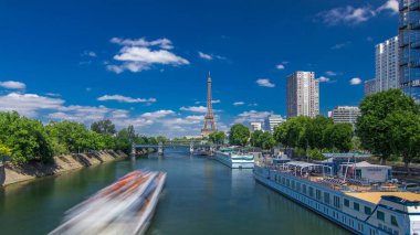 River Seine timelapse Grenelle Bridge Paris, Fransa'da Eyfel kulesinde güzel manzarasına. Kuğu ve güneşli yaz günü nehirde gemi Adası