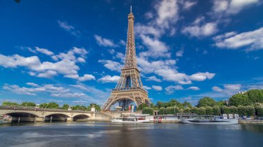 Paris 'teki Seine nehrindeki setten Eyfel kulesi zaman çizelgesi. Güneşli yaz gününde nehirde gemi ve tekneler