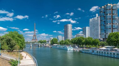 River Seine timelapse Grenelle Bridge Paris, Fransa'da Eyfel kulesinde güzel manzarasına. Kuğu ve güneşli yaz günü nehirde gemi Adası