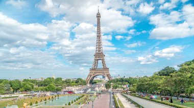 Trocadero Meydanı 'ndaki fıskiyeler ve arka planda Eyfel Kulesi. Trocadero ve Eyfel Kulesi Paris 'in en çok ziyaret edilen yerleridir. Yazın mavi bulutlu gökyüzü