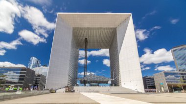 Paris, Fransa 'nın savunma bölgesindeki Grande Arche zaman çizelgesi. Yazın mavi bulutlu gökyüzü