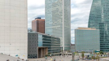 Savunma timelapse modern iş ve Finans Merkezi Paris'te highrise binaları ile gökdelenler. Üstten görüntüleyin. Yaz günü mavi bulutlu gökyüzü. Modern kuleleri yansımalar.