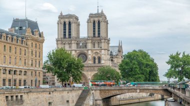 Notre Dame de Paris ve Seine Timelapse Paris 'in en ünlü sembollerinden biridir. Petit Köprüsü - Kardinal Lustiger. Saint-Michel Köprüsü 'nden güneşli yaz gününde nehirde teknelerle görüntüler.