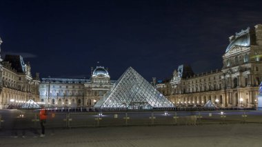 Louvre Piramidinin gece saatlerinde aydınlatıldığı ünlü Louvre Müzesi manzarası. Louvre Müzesi dünyanın en büyük ve en çok ziyaret edilen müzelerinden biridir. Paris, Fransa