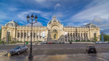 Dışarısı, Paris Fransa 'daki Petit Palais Müzesi zaman çizelgesini de kapsıyor. Grand Palais 'den trafik olan bir manzara. Yazın mavi bulutlu gökyüzü