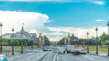 Avenue du Marechal Gallieni Rating timelapse ile görünümünü. Avenue du Marechal Gallieni bağlanır Les Invalides (Ulusal ikamet Invalids) karmaşık ve Alexandre III Köprüsü. Paris, Fransa