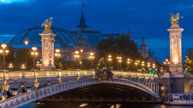 Alexandre köprü aydınlatma gün gece geçiş timelapse için gece Paris'te. Grand Palais arka plan üzerinde. Trafik yolda. Paris, Fransa
