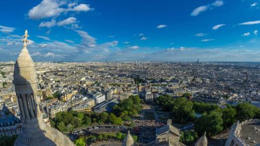 Paris timelapse, Fransa Panoraması. Kutsal Kalp Bazilikası, Montmartre (Sacre-Coeur) en iyi manzara. Balıkgözü. Mavi bulutlu gökyüzü güneşli gün.