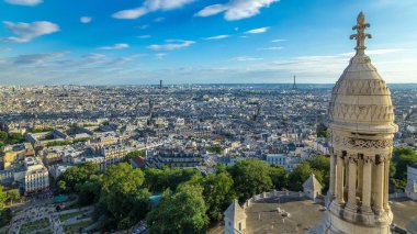 Eyfel Kulesi, Fransa ile Paris timelapse Panoraması. Kutsal Kalp Bazilikası, Montmartre (Sacre-Coeur) en iyi manzara. Mavi bulutlu gökyüzü güneşli gün.