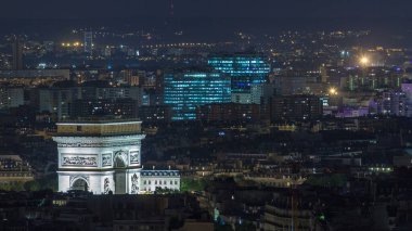 Paris Şehri 'nin ve Eyfel Kulesi gözlem güvertesinin tepesindeki Zafer Kemeri' nin Hava Gecesi görüntüsü. Akşam aydınlatması.