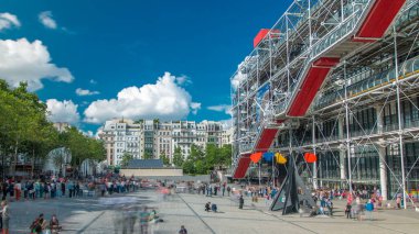 Paris, Fransa 'daki Georges Pompidou Zaman Çizelgesi. Georges Pompidou Merkezi dünyanın en ünlü modern sanat müzelerinden biridir..