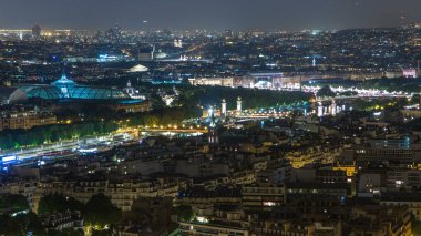 Paris City ve Seine nehrinin Eiffel Kulesi gözlem güvertesinin tepesinde çekilmiş gece görüntüsü. Akşam aydınlatması.