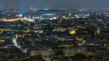Paris City ve Seine nehrinin Eiffel Kulesi gözlem güvertesinin tepesinde çekilmiş gece görüntüsü. Akşam aydınlatması.