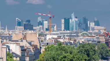 Modern gökdelenler ile Paris timelapse Panoraması. Arap Dünya Enstitüsü (Institut du Monde Arabe) bina gözlem güverteden görüntüleyin. En iyi hava görünümünü. Yeşil ağaçlar, Seine Nehri, yaz günü bulutlu gökyüzü mavi. Fransa.