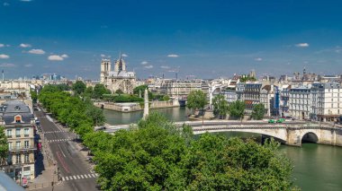 Paris Panorama Cite Adası ve Katedrali Notre Dame de Paris arka plan timelapse Arap Dünya Enstitüsü gözlem güverte üzerinde. Üstten görünüm. Yeşil ağaçlar, Seine Nehri, yaz günü bulutlu gökyüzü mavi. Fransa.