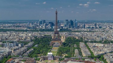Montparnasse kulesinden Eiffel kulesi ve La Defense bölgesinin Paris, Fransa 'daki arka plan zaman aralığı görüntüsü. Güneşli yaz gününde gözlem güvertesinden en üst manzara.