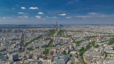 Montparnasse kulesinden Eiffel kulesi ve La Defense bölgesinin Paris, Fransa 'daki arka plan zaman aralığı görüntüsü. Güneşli yaz gününde gözlem güvertesinden en üst manzara.
