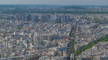 Paris 'in yukarıdaki ufuk çizgisi zaman çizelgesinden görünüyor. Grenelle Bulvarı ve metro hattı ile Avrupa megapolis 'in ana simgeleri. Montparnasse kulesinin gözlem güvertesinden kuş bakışı görüntü. Paris, Fransa