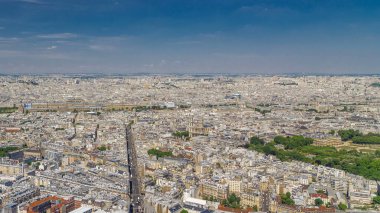 Paris 'in yukarıdaki ufuk çizgisi zaman çizelgesinden görünüyor. Avrupa megapolis 'inin ana simgeleri. Montparnasse kulesinin gözlem güvertesinden kuş bakışı görüntü. Paris, Fransa