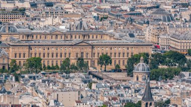 Paris 'in yukarıdaki ufuk çizgisi zaman çizelgesinden görünüyor. Avrupa megapolis ve Sanat Köprüsü 'nün ana simgeleri. Montparnasse kulesinin gözlem güvertesinden kuş bakışı görüntü. Paris, Fransa