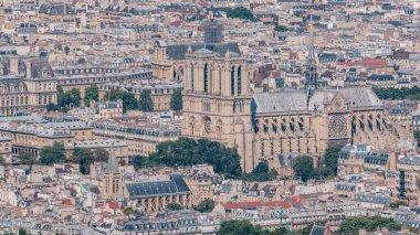 Paris 'in yukarıdaki ufuk çizgisi zaman çizelgesinden görünüyor. Notre Dame de Paris ile Avrupa megapolis 'inin ana simgeleri. Montparnasse kulesinin gözlem güvertesinden kuş bakışı görüntü. Paris, Fransa