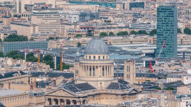 Paris 'in yukarıdaki ufuk çizgisi zaman çizelgesinden görünüyor. Avrupa megapolis ve Pantheon 'un ana simgeleri. Montparnasse kulesinin gözlem güvertesinden kuş bakışı görüntü. Paris, Fransa