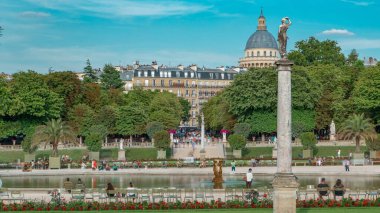 Lüksemburg Bahçeleri 'nin Paris, Fransa' daki fıskiyeli güzel manzarası. Yazın mavi bulutlu gökyüzü.