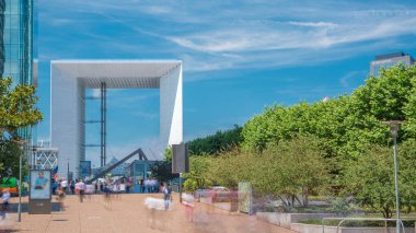 La Defense zaman çizelgesinin gökdelenleri - Paris, Fransa 'nın banliyöleri yakınlarındaki modern iş ve yerleşim alanları. Yeşil ağaçlar, güneşli yaz gününde mavi bulutlu gökyüzü