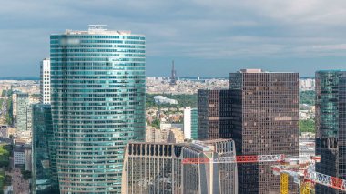 Paris iş merkezleri La Defense içinde gökdelenler tepesinden Paris ve Eyfel Kulesi timelapse görünümünü. Güneşli yaz günü. Paris, Fransa