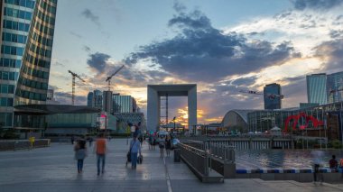 Günbatımında La Defansın gökdelenleri - Paris, Fransa 'nın banliyölerinde modern iş ve yerleşim alanları. Güneşli yaz gününde mavi bulutlu gökyüzü günbatımını alevlendiriyor