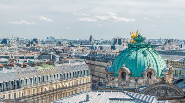 Üstten görünüm Palais veya Opera Garnier National Academy of Music timelapse Paris, Fransa. Çatı güneşli yaz gününde hava manzara. 1861 1875 yılına Paris Opera için inşa edilmiş bir 1979-koltuk opera ev.