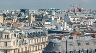Paris 'teki Lafayette galerisinden Pompidou Zaman Çizelgesi' nin bulunduğu güzel binaların şehir manzarası. Yaz günü güneşli bir hava. Çatı Panoraması