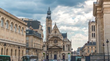 Pantheon yakınındaki Paris'te Saint-Etienne kilise-du-Mont timelapse. St. Genevieve - Paris koruyucu azizi tapınak içerir. Kilise de Blaise Pascal Jean Racine mezarlar içerir. Yaz günü bulutlu gökyüzü