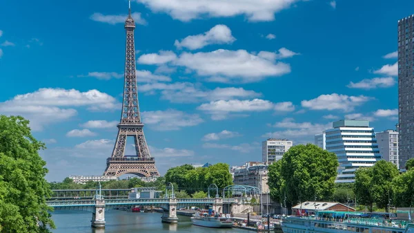 Вид Эйфелеву Башню Гренельского Моста Париже Франция Остров Лебедей Корабль — стоковое фото